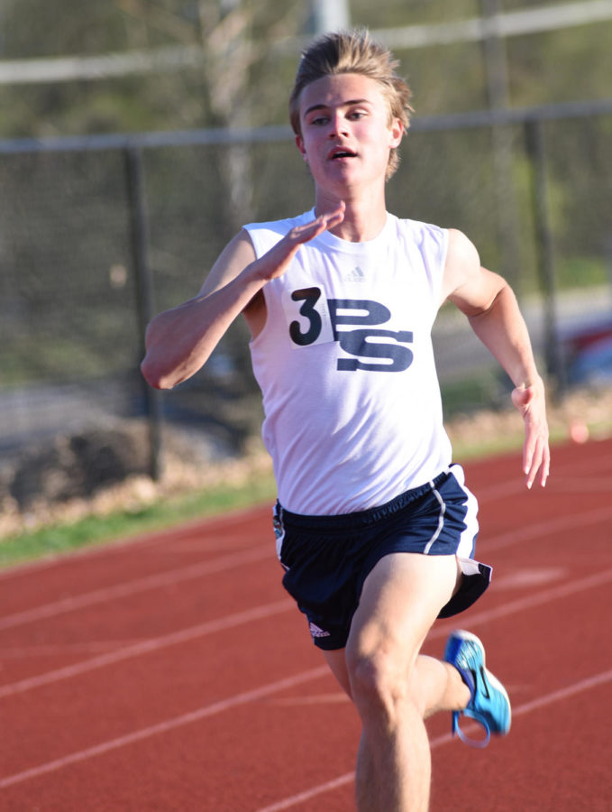 Senior+Drew+Hediger+chugs+down+the+backstretch+of+the+track+during+the+400-meter+dash+at+the+Henle+Holmes+Invitational.+Hediger+will+race+on+Saturday+at+Sectionals.