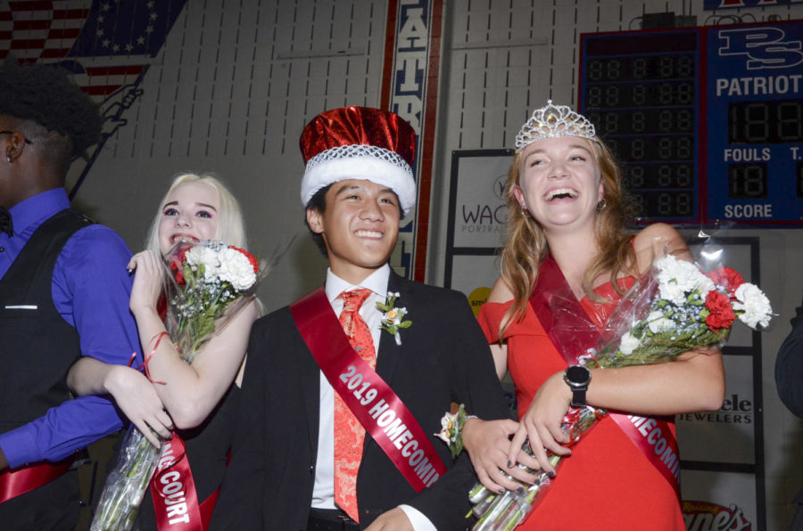 Seniors+Jeffrey+Ying+and+Samantha+VanEssendelft+are+crowned+King+and+Queen+of+Homecoming.
