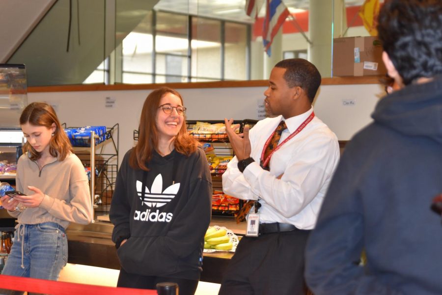 Assistant Principal Darryl Diggs has a discussion with senior Luna Mocellin, during first lunch. Next year, Diggs will be taking a job in the St. Charles City School District.