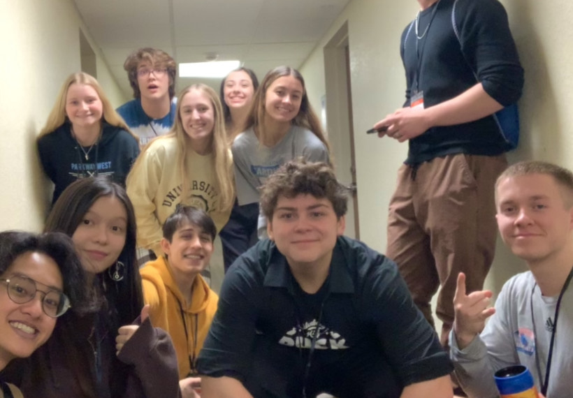 Seniors+Isabel+Yearian+%28second+from+left%29+and+Ethan+Schaefferkoetter+%28far+right%29+take+a+picture+with+other+all-state+choir+members+in+the+hotel+room.+