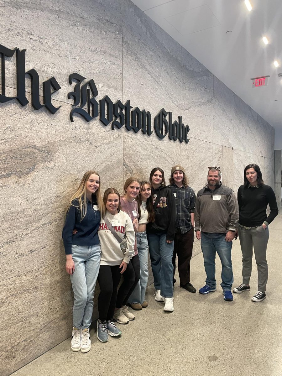 Mr. Bradys journalism students pose alongside 2008 PSH graduate Leah Becerra after she gave them a tour of the newsroom.